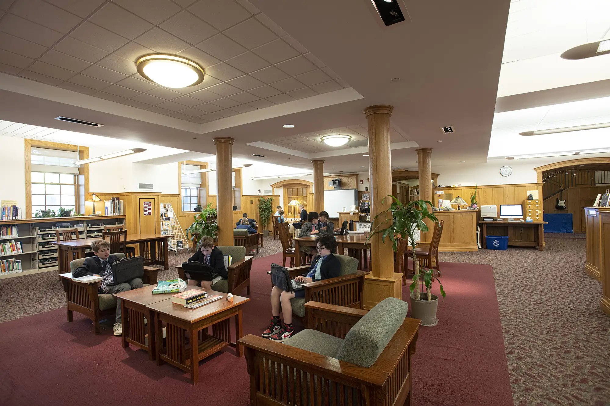 ウィーラー図書館で読書や勉強をする学生たち